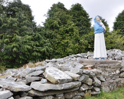 At the western station of the pattern, there is a statue of Our Lady with the Infant Jesus and a number of cross slabs. Devotees make the shape of the corss as part of the pattern. The deep groves speak to the age of this practice. 